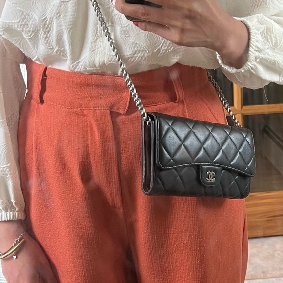 Chanel trifold Authentic- 500 USD/750 Cad - Picture 2 of 14